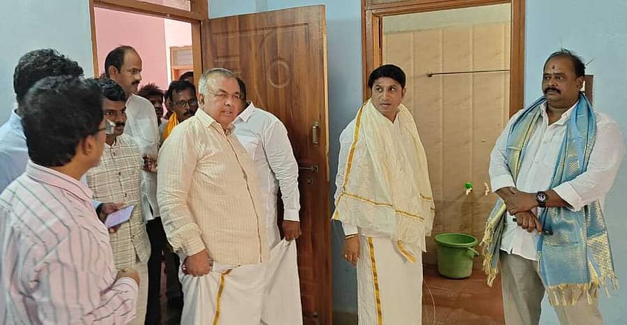 ಮಂತ್ರಾಲಯದಲ್ಲಿ ಧಾರ್ಮಿಕ ದತ್ತಿ ಇಲಾಖೆಯಿಂದ ನಿರ್ಮಾಣ ಮಾಡಿರುವ ನೂತನ ಕಟ್ಟಡವನ್ನು ಸಾರಿಗೆ ಮತ್ತು ಮುಜರಾಯಿ ಸಚಿವ ರಾಮಲಿಂಗಾರೆಡ್ಡಿ ಪರಿಶೀಲನೆ ಮಾಡಿದರು