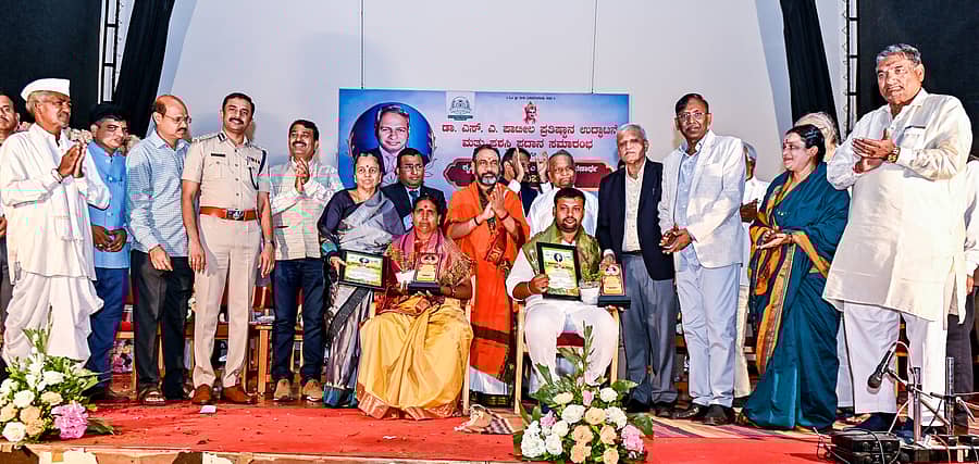 <div class="paragraphs"><p>ಡಾ.ಎಸ್.ಎ.ಪಾಟೀಲ ಪ್ರತಿಷ್ಠಾನ ಉದ್ಘಾಟನಾ ಸಮಾರಂಭದಲ್ಲಿ ಪ್ರಗತಿಪರ ರೈತರಾದ&nbsp;ಸೋನಬಾಯಿ ರಾಮಚಂದ್ರ, ಲಿಂಗರಾಜ ಪಾಟೀಲ ಅವರಿಗೆ ಅತ್ಯುತ್ತಮ ರೈತ ಪ್ರಶಸ್ತಿಯನ್ನು ಪ್ರದಾನ ಮಾಡಲಾಯಿತು. </p></div>