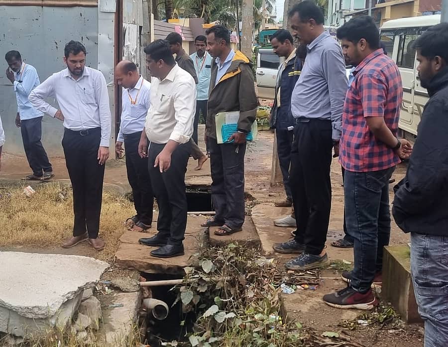 ಹುಬ್ಬಳ್ಳಿ ತಾಲ್ಲೂಕಿನ ಕಟ್ನೂರು ಗ್ರಾಮದಲ್ಲಿನ ಗಟಾರದಲ್ಲಿ ತ್ಯಾಜ್ಯ ತುಂಬಿರುವುದನ್ನು ಗಮನಿಸಿ, ಗ್ರಾ.ಪಂ. ಸಿಬ್ಬಂದಿಯನ್ನು ತರಾಟೆ ತೆಗೆದುಕೊಂಡ ಜಿ.ಪಂ. ಸಿಇಒ ಭುವನೇಶ ಪಾಟೀಲ