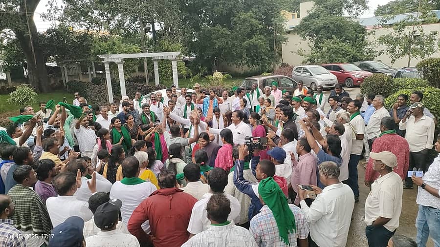 ದೇವನಹಳ್ಳಿ ಪಟ್ಟಣ ಪ್ರವಾಸಿ ಮಂದಿರದ ಆವರಣದಲ್ಲಿ ಚನ್ನರಾಯಪಟ್ಟಣ ಹೋಬಳಿಯ ರೈತ ಹೋರಾಟಗಾರರು, ವಿವಿಧ ಸಂಘಟನೆಯ ಮುಖಂಡರು ಕುಣಿದು ಕುಪ್ಪಳಿಸಿ ಸಂಭ್ರಮಾಚರಣೆ ಮಾಡಿದರು.