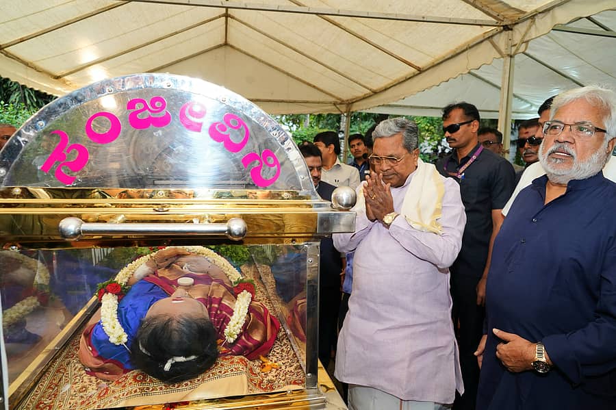 ನಟಿ ಬಿ.ಸರೋಜಾದೇವಿ ಅವರ ಪ್ರಾರ್ಥಿವ ಶರೀರಕ್ಕೆ ಮುಖ್ಯಮಂತ್ರಿ ಸಿದ್ದರಾಮಯ್ಯ ಅಂತಿಮ ನಮನ ಸಲ್ಲಿಸಿದರು. ನಟ ಸುಂದರ್‌ ರಾಜ್‌ ಇದ್ದಾರೆ. 