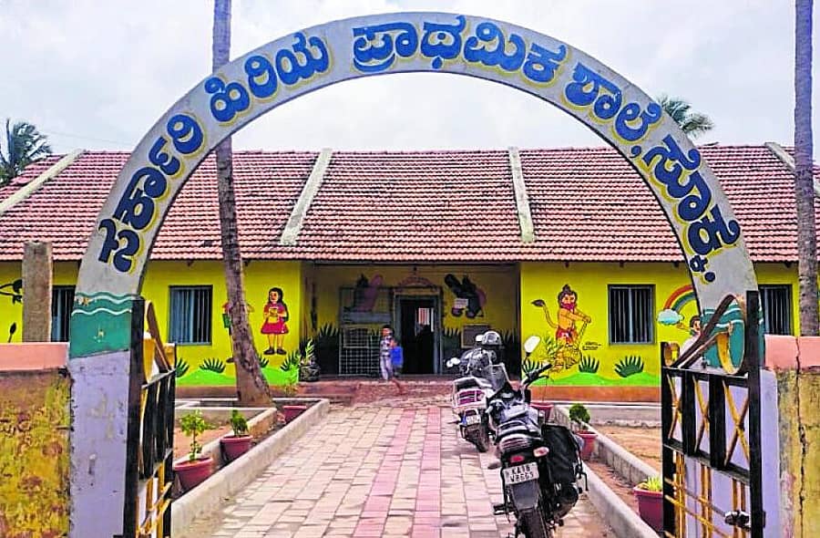 <div class="paragraphs"><p>ಅಜ್ಜಂಪುರ ತಾಲೂಕಿನ ಸೊಕ್ಕೆ ಗ್ರಾಮದ ಸರ್ಕಾರಿ ಹಿರಿಯ ಪ್ರಾಥಮಿಕ ಶಾಲೆ</p></div><div class="paragraphs"></div><div class="paragraphs"><p><br></p></div>