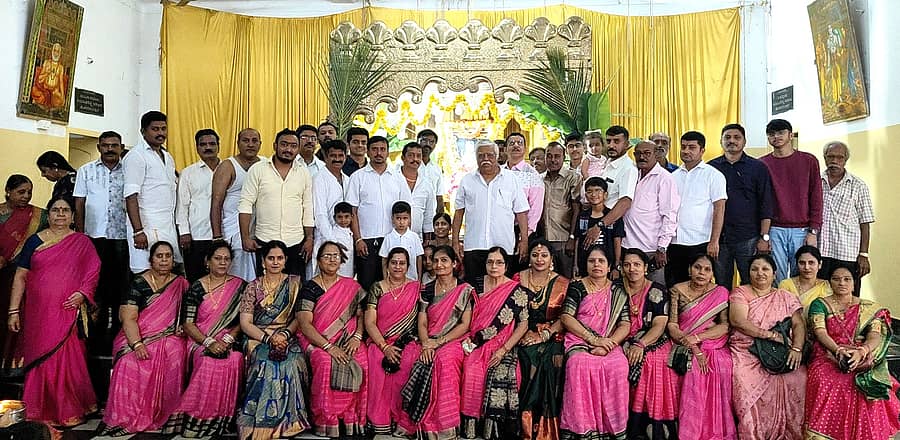 ಹೊಳೆನರಸೀಪುರ ಪಟ್ಟಣದ ಕುರುಹಿನಶೆಟ್ಟಿ ಕಲ್ಯಾಣ ಮಂದಿರದಲ್ಲಿ ಬಾವಸಾರ ಕ್ಷತ್ರೀಯ ಸಮಾಜದಿಂದ ಶ್ರೀಲಕ್ಷ್ಮಿ ಚಾಮುಂಡೇಶ್ವರಿದೇವಿ ಆಷಾಢ ಪೂಜಾ ಮಹೋತ್ಸವವನ್ನು ಅದ್ದೂರಿಯಾಗಿ ನೆರವೇರಿಸಿದರು.