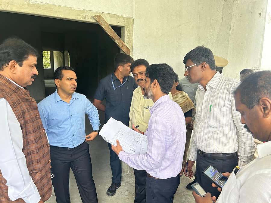 ಬಿಬಿಎಂಪಿ ಅಧಿಕಾರಿಗಳ ಸಮ್ಮುಖದಲ್ಲಿ ಆಸ್ಪತ್ರೆ ಕಟ್ಟಡದ ಕಾಮಗಾರಿಯನ್ನು ಎ.ಸಿ. ಶ್ರೀನಿವಾಸ್ ಪರಿಶೀಲಿಸಿದರು