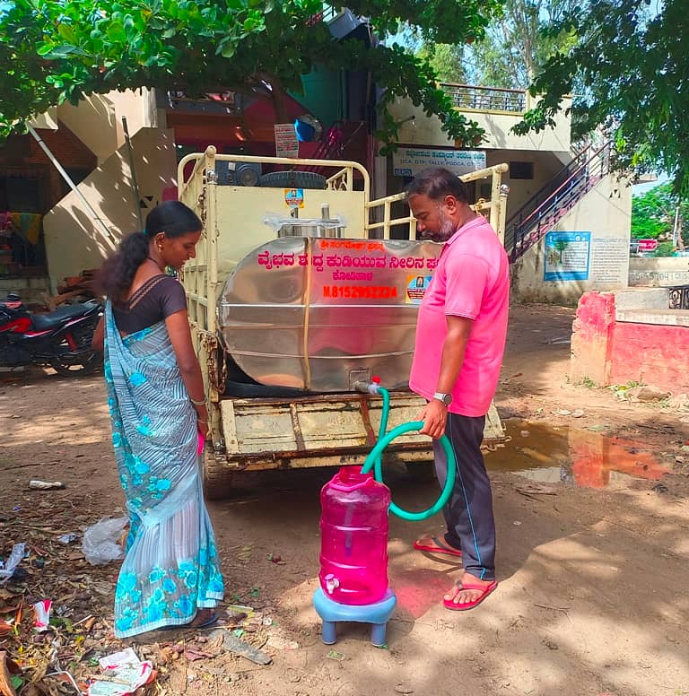 ಮುದಗಲ್ ಸಮೀಪದ ನಾಗರಾಳ ಗ್ರಾಮದಲ್ಲಿ ಖಾಸಗಿ ವ್ಯಕ್ತಿಗಳು ಟಾಟಾ ಏಸ್ ವಾಹನಕ್ಕೆ ನೀರಿನ ಟ್ಯಾಂಕ್ ಅಳವಡಿಸಿ ಮನೆ ಮನೆಗೆ ನೀರು ಸರಬರಾಜು ಮಾಡುತ್ತಿರುವುದು