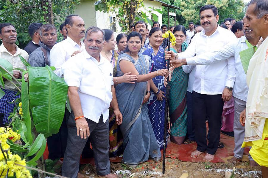 ಶಿರಾಳಕೊಪ್ಪದ ಸಮೀಪದ ತಡಗಣಿ ಗ್ರಾಮದಲ್ಲಿ ಮಂಗಳವಾರ ನಡೆದ ಟ್ಯಾಂಕ್ ನಿರ್ಮಾಣ ಕಾಮಗಾರಿಗೆ ಶಾಸಕ ಬಿ.ವೈ.ವಿಜಯೇಂದ್ರ ಶಂಕುಸ್ಥಾಪನೆ ನೆರವೇರಿಸಿದರು
