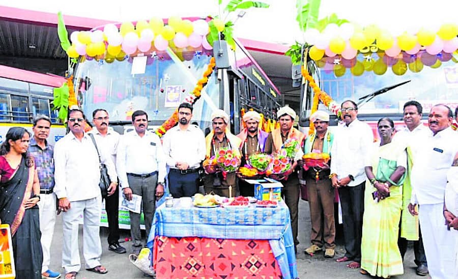 <div class="paragraphs"><p>ಚಿಕ್ಕಬಳ್ಳಾಪುರ ಕೆಎಸ್‌ಆರ್‌ಟಿಸಿ ಬಸ್ ನಿಲ್ದಾಣದಲ್ಲಿ ನಡೆದ ‘ಶಕ್ತಿ’ ಯೋಜನೆ ಕಾರ್ಯಕ್ರಮದಲ್ಲಿ ಚಾಲಕ ಮತ್ತು ನಿರ್ವಾಹಕರನ್ನು ಸನ್ಮಾನಿಸಲಾಯಿತು</p></div><div class="paragraphs"></div><div class="paragraphs"><p><br></p></div>
