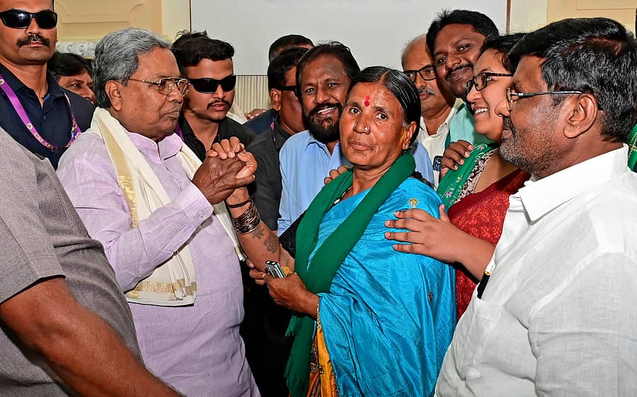 ದೇವನಹಳ್ಳಿ ಭೂಸ್ವಾಧೀನ ಅಧಿಸೂಚನೆ ಹಿಂಪಡೆದ ನಿರ್ಧಾರ ಪ್ರಕಟಿಸಿದ ಬಳಿಕ ಸ್ಥಳೀಯ ರೈತ ಮಹಿಳೆ ಮುನಿವೆಂಕಟಮ್ಮ ನೇತೃತ್ವದಲ್ಲಿ ರೈತರು ಸಿದ್ದರಾಮಯ್ಯ ಅವರಿಗೆ ಕೃತಜ್ಞತೆ ಸಲ್ಲಿಸಿದರು–ಪ್ರಜಾವಾಣಿ ಚಿತ್ರ: ರಂಜು ಪಿ