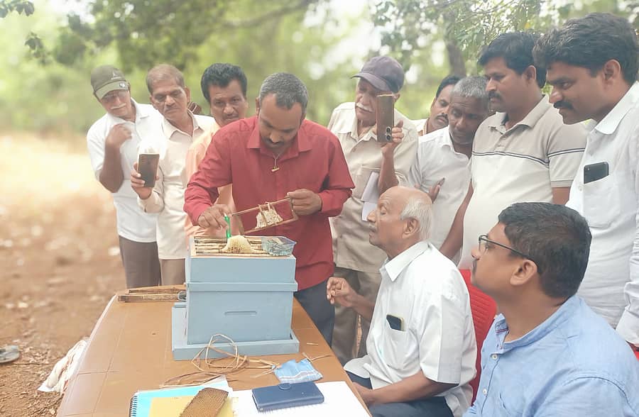 ಜೇನು ತುಪ್ಪ ತೆಗೆಯುವ ಬಗ್ಗೆ ರೈತರಿಗೆ ಮಾಹಿತಿ 