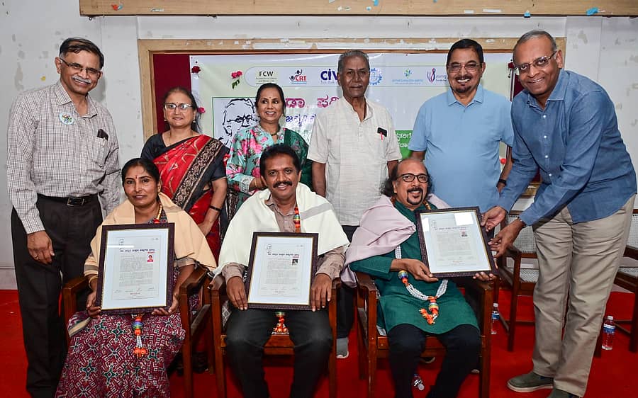 <div class="paragraphs"><p>ಕಾರ್ಯಕ್ರಮದಲ್ಲಿ ರಾಧಾ ಆರ್., ಆನಂದ್‌ರಾಜ್‌ ದೇಶಪ್ಪ ತವರ್‌ದಾರ್, ವಿಶ್ವ ವಿನ್ಯಾಸ್ ಅವರಿಗೆ ‘ಡಾ. ಪದ್ಮನಿ ಮಕ್ಕಳ ಹಕ್ಕುಗಳ ಪ್ರಶಸ್ತಿ’ಯನ್ನು ಎಸ್.ವಿ. ಮಂಜುನಾಥ್ ಅವರು ಪ್ರದಾನ ಮಾಡಿದರು. ಚೈಲ್ಡ್‌ ರೈಟ್ಸ್ ಟ್ರಸ್ಟ್‌ನ ಕಾರ್ಯಕಾರಿ ನಿರ್ದೇಶಕ ವಾಸುದೇವ ಶರ್ಮಾ ಸಿ.ಎನ್., ಸಿವಿಕ್ ಸಂಸ್ಥೆಯ ರಾಜರಾಜೇಶ್ವರಿ,&nbsp; ಉಪಸ್ಥಿತರಿದ್ದರು</p></div>