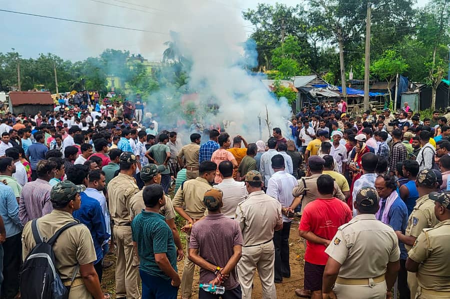 ಬಾಲೇಶ್ವರದ ವಿದ್ಯಾರ್ಥಿನಿಯ ಹುಟ್ಟೂರಿನಲ್ಲಿ ಮಂಗಳವಾರ ಆಕೆಯ ಅಂತ್ಯಕ್ರಿಯೆ ನಡೆಸಲಾಯಿತು –ಪಿಟಿಐ ಚಿತ್ರ