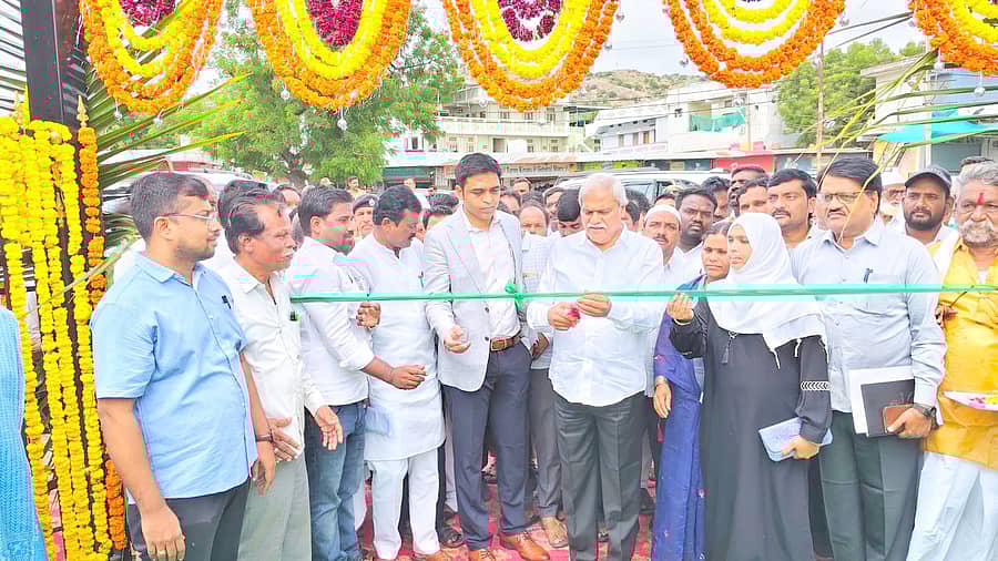 15ಎಸ್ಎಚ್ಪಿ 1: ಶಹಾಪುರ ನಗರದ ಹೊಸ ಬಸ್ ನಿಲ್ದಾಣದ ಹತ್ತಿರ $1.30ಕೋಟಿ ವೆಚ್ಚದಲ್ಲಿ ನಿರ್ಮಿಸಿರುವ ಇಂದಿರಾ ಕ್ಯಾಂಟೀನ್ ಮಂಗಳವಾರ ಸಚಿವ ಶರಣಬಸಪ್ಪ ದರ್ಶನಾಪುರ ಉದ್ಘಾಟಿಸಿದರು. ಡಿಸಿ ಭೊಯರ್ ಹರ್ಷಲ್ ನಾರಾಯಣರಾವ್ ಉಪಸ್ಥಿತರಿದ್ದರು