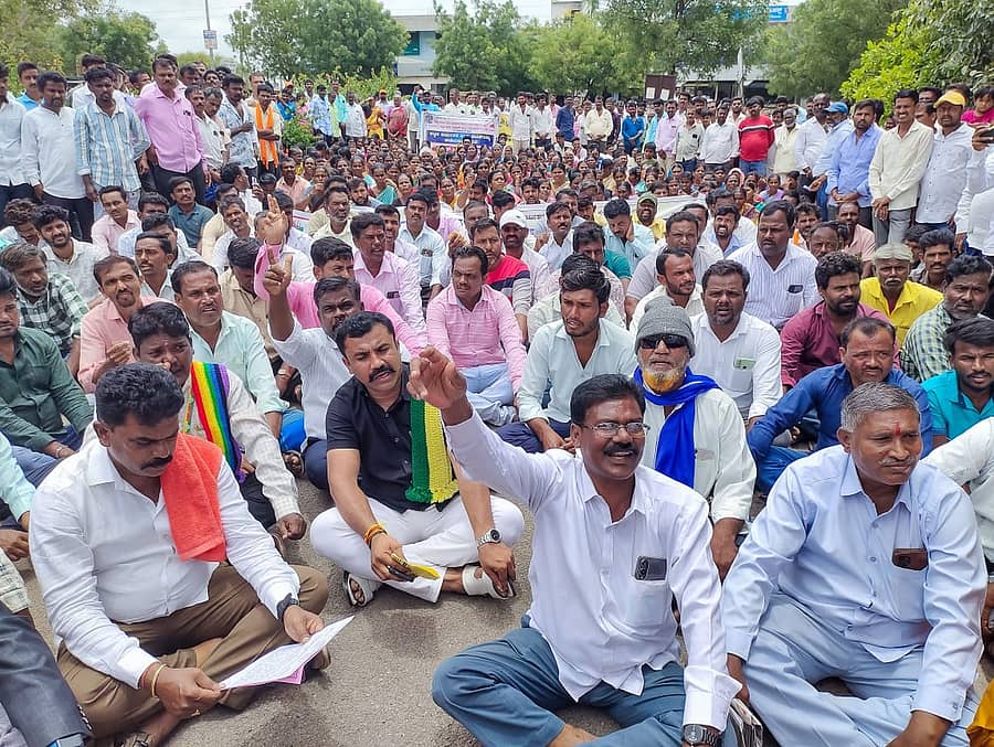 ಕೊಪ್ಪಳದಲ್ಲಿ ಮಂಗಳವಾರ ಕಲ್ಯಾಣ ಕರ್ನಾಟಕ ಜಿಲ್ಲೆಗಳ ನೋಂದಾಯಿತ ಕಾರ್ಮಿಕರ ಸಂಘಗಳ ಒಕ್ಕೂಟದ ಪದಾಧಿಕಾರಿಗಳು ಪ್ರತಿಭಟನೆ ನಡೆಸಿದರು