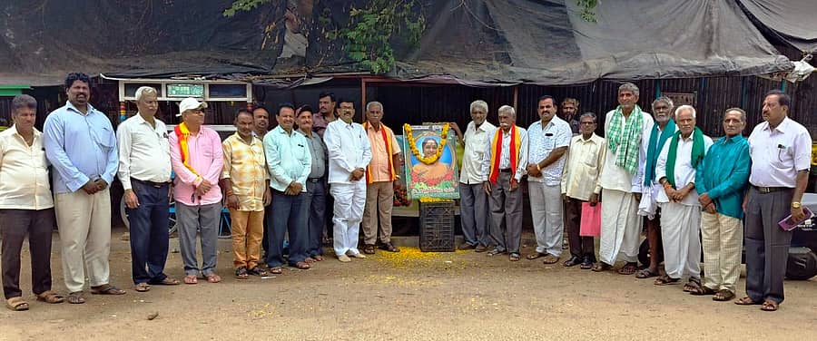 ಚನ್ನಪಟ್ಟಣದಲ್ಲಿ ಕಸ್ತೂರಿ ಕರ್ನಾಟಕ ಜನಪರ ವೇದಿಕೆ ವತಿಯಿಂದ ಅಗಲಿದ ನಟಿ ಬಿ.ಸರೋಜಾದೇವಿ ಅವರಿಗೆ ಶ್ರದ್ಧಾಂಜಲಿ ಸಲ್ಲಿಸಲಾಯಿತು