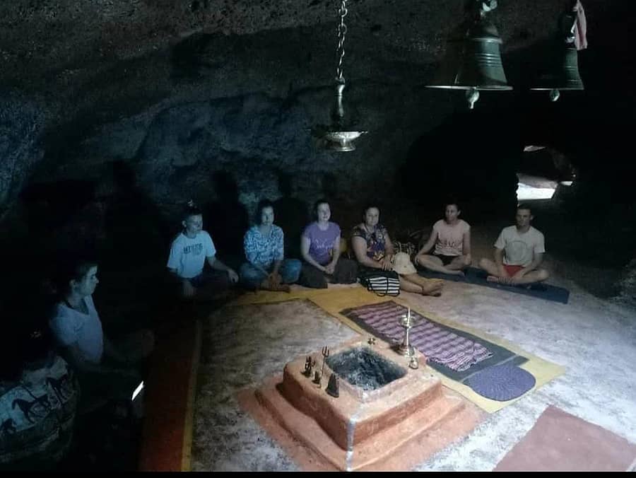 ಗೋಕರ್ಣದ ಗೋಗರ್ಭ ಗುಹೆಯಲ್ಲಿ ವಿದೇಶಿ ಪ್ರವಾಸಿಗರು ಧ್ಯಾನ ಮಾಡುತ್ತ ಕುಳಿತಿರುವುದು. (ಸಂಗ್ರಹ ಚಿತ್ರ)