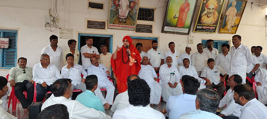ಹುನಗುಂದದ ಮಹಾಂತೇಶ ಮಠದ ಬಸವ ಮಂಟಪದಲ್ಲಿ ಮಂಗಳವಾರ ನಡೆದ ವಿವಿಧ ಜಿಲ್ಲೆಗಳ ಮುಖಂಡರೊಂದಿಗೆ ಸಭೆಯಲ್ಲಿ ಕೂಡಲಸಂಗಮದ ಪಂಚಮಸಾಲಿ ಪೀಠದ ಬಸವಜಯ ಮೃತ್ಯುಂಜಯ ಸ್ವಾಮೀಜಿ ಮಾತನಾಡಿದರು