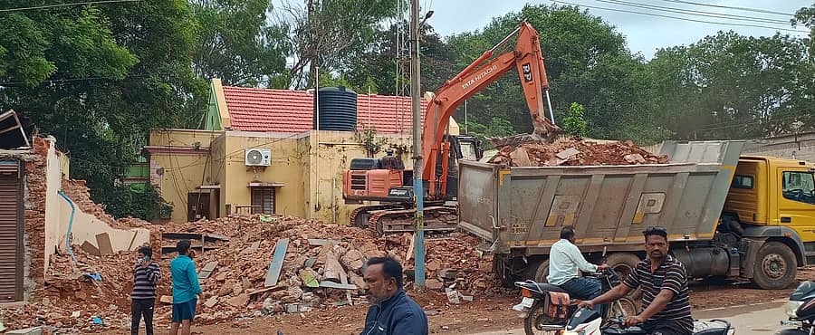 ಜಗಳೂರಿನಲ್ಲಿ ಮಂಗಳವಾರ ವಾಣಿಜ್ಯ ಮಳಿಗೆಗಳನ್ನು ತೆರವುಗೊಳಿಸಲಾಯಿತು 