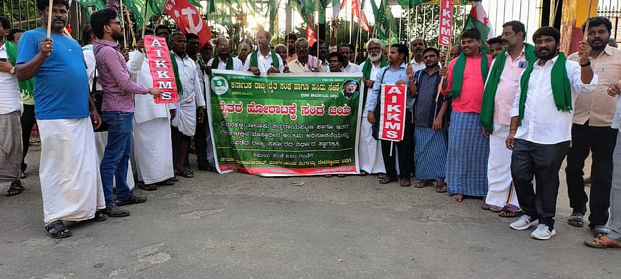 ದೇವನಹಳ್ಳಿ ತಾಲ್ಲೂಕು ಚನ್ನರಾಯಪಟ್ಟಣ ಹೋಬಳಿಯ ಜಮೀನು ಸ್ವಾಧೀನಕ್ಕೆ ಹೊರಡಿಸಿದ್ದ ಅಧಿಸೂಚನೆಯನ್ನು ಸರ್ಕಾರಕ್ಕೆ ಹಿಂಪಡೆಯುತ್ತಲೇ ಬಳ್ಳಾರಿ ನಗರದಲ್ಲಿ ರೈತರು ಸಂಭ್ರಮಾಚರಣೆ ನಡೆಸಿದರು