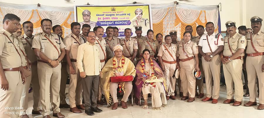 ಹೊಸಪೇಟೆಯಲ್ಲಿ ನಿರ್ಗಮಿತ ಎಸ್ಪಿ ಶ್ರೀಹರಿಬಾಬು ದಂಪತಿಯನ್ನು ಸನ್ಮಾನಿಸಿ ಬೀಳ್ಕೊಡಲಾಯಿತು