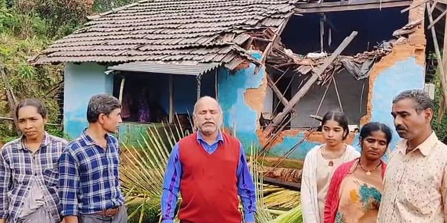 ನಾಪೋಕ್ಲು ಸಮೀಪದ ಯವಕಪಾಡಿ ಗ್ರಾಮದ ಕುಡಿಯರ ಕಾಲೊನಿಯಲ್ಲಿ ಕುಡಿಯರ ಬಿದ್ದಪ್ಪ ಅವರ ಮನೆಯ ಮೇಲೆ ಕಾಡಾನೆಯೊಂದು ತೆಂಗಿನ ಮರವನ್ನು ಬೀಳಿಸಿರುವುದು 