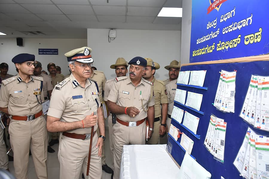 ಹಲಸೂರು ಗೇಟ್‌ ಠಾಣೆಯ ಪೊಲೀಸರು ಆರೋಪಿಗಳಿಂದ ಜಪ್ತಿ ಮಾಡಿಕೊಂಡ ನಕಲಿ ದಾಖಲೆಗಳನ್ನು ನಗರ ಪೊಲೀಸ್‌ ಕಮಿಷನರ್ ಸೀಮಂತ್‌ ಕುಮಾರ್ ಸಿಂಗ್‌ ಅವರು ಮಂಗಳವಾರ ಪರಿಶೀಲಿಸಿದರು