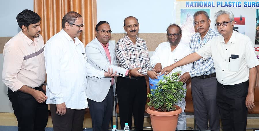 ವಿಜಯಪುರ ನಗರದ ಬಿ.ಎಲ್.ಡಿ.ಇ ಡೀಮ್ಡ್ ವಿಶ್ವವಿದ್ಯಾಲಯದ  ಬಿ.ಎಂ.ಪಾಟೀಲ ಸೂಪರ್ ಸ್ಪೇಷಾಲಿಟಿ ಆಸ್ಪತ್ರೆಯಲ್ಲಿ ಮಂಗಳವಾರ ನಡೆದ ವಿಶ್ವ ಪ್ಲಾಸ್ಟಿಕ್ ಸರ್ಜರಿ ದಿನಾಚರಣೆಯನ್ನು ಆಸ್ಪತ್ರೆಯ ವೈದ್ಯಕೀಯ ಅಧೀಕ್ಷಕ ಡಾ. ರಾಜೇಶ ಹೊನ್ನುಟಗಿ ಉದ್ಘಾಟಿಸಿದರು