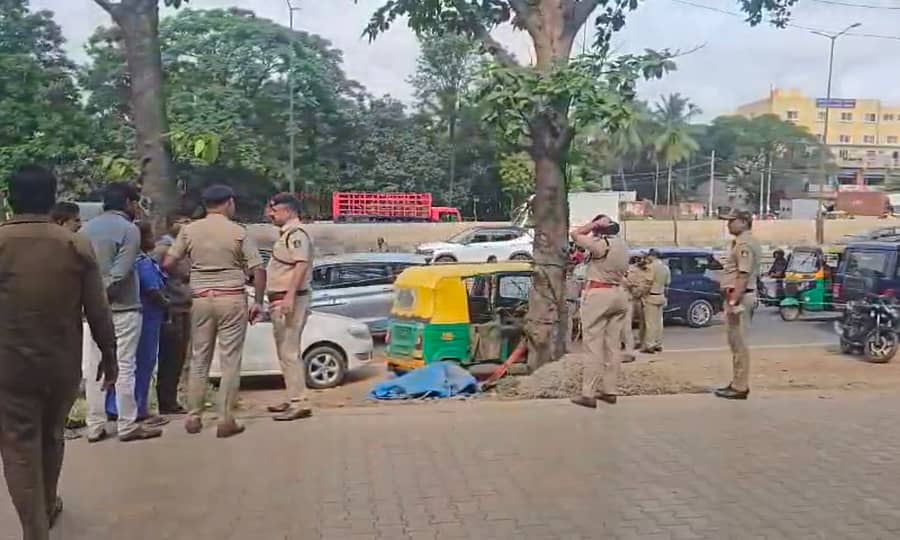 ಆನೇಕಲ್ ತಾಲ್ಲೂಕಿನ ಬೊಮ್ಮಸಂದ್ರ ಸಮೀಪದ ಆಟೋ ಚಾಲಕನ ಕೊಲೆಯಾದ ಹಿನ್ನೆಲೆಯಲ್ಲಿ ಪೊಲೀಸರು ಭೇಟಿ ನೀಡಿ ಪರಿಶೀಲನೆ ನಡೆಸಿದರು