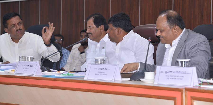 ಕೋಲಾರದಲ್ಲಿ ಮಂಗಳವಾರ ಸಂಸದ ಎಂ.ಮಲ್ಲೇಶ್‌ ಬಾಬು ನೇತೃತ್ವದಲ್ಲಿ ನಡೆದ ದಿಶಾ ಸಭೆಯಲ್ಲಿ ಇಂಚರ ಗೋವಿಂದರಾಜು, ಜಿ.ಕೆ.ವೆಂಕಟಶಿವಾರೆಡ್ಡಿ, ಎಂ.ಆರ್‌.ರವಿ ಚರ್ಚೆಯಲ್ಲಿ ತೊಡಗಿದ್ದ ಸಂದರ್ಭ