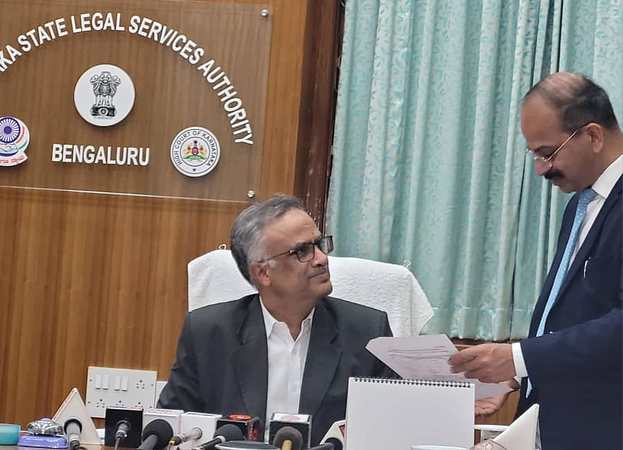 ಸುದ್ದಿಗೋಷ್ಠಿಯಲ್ಲಿ ನ್ಯಾಯಮೂರ್ತಿ ವಿ.ಕಾಮೇಶ್ವರ ರಾವ್ ಅವರು (ಕುಳಿತಿರುವವರು) ರಾಜ್ಯ ಕಾನೂನು ಸೇವೆಗಳ ಪ್ರಾಧಿಕಾರದ ಸದಸ್ಯ ಕಾರ್ಯದರ್ಶಿ ಎಚ್.ಶಶಿಧರ ಶೆಟ್ಟಿ ಅವರಿಂದ ವಿವರ ಪಡೆದರು