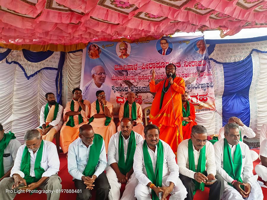 , ಬೂದಿಹಾಳ-ಪೀರಾಪುರ ಏತ ನೀರಾವರಿ ಯೋಜನೆಯ ಅಂತಿಮ ಹಂತದ ಎಫ್ಐಸಿ ಕಾಮಗಾರಿ ಪೂರ್ಣಗೊಳಿಸುವಂತೆ ಒತ್ತಾಯಿಸಿ ತಾಳಿಕೋಟೆ  ತಾಲ್ಲೂಕಿನ ಕೊಡಗಾನೂರ ಗ್ರಾಮದ ಹತ್ತಿರ  ರೈತರು ನಡೆಸುತ್ತಿರುವ ನಾಲ್ಕನೇ ದಿನದ  ಹೋರಾಟದ ಸ್ಥಳಕ್ಕೆ  ಮಠಾಧೀಶರೊಂದಿಗೆ ಭೇಟಿ ನೀಡಿದ ಚಬನೂರಶ್ರೀ ರೈತರನ್ನುದ್ದೇಶಿಸಿ ಮಂಗಳವಾರ  ಮಾತನಾಡಿದರು.