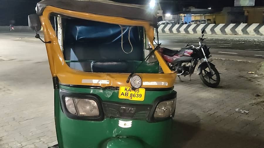 ಚಿಂತಾಮಣಿ ತಾಲ್ಲೂಕಿನ ಚಿನ್ನಸಂದ್ರದ ಬಳಿ ಸೋಮವಾರ ರಾತ್ರಿ ಖಾಸಗಿ ಬಸ್‌ ಡಿಕ್ಕಿ ಹೊಡೆದು ಚಾಲಕನ ಸಾವಿಗೆ ಕಾರಣವಾದ ಆಟೋ