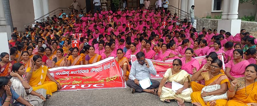 ಯಾದಗಿರಿ ಜಿಲ್ಲಾ ಪಂಚಾಯಿತಿ ಎದುರು ಎಐಯುಟಿಯುಸಿ ಸಂಯೋಜಿತ ಕರ್ನಾಟಕ ರಾಜ್ಯ ಸಂಯುಕ್ತ ಆಶಾ ಕಾರ್ಯಕರ್ತೆಯರ ಸಂಘ ಹಾಗೂ ಕರ್ನಾಟಕ ರಾಜ್ಯ ಸಂಯುಕ್ತ ಅಂಗನವಾಡಿ ನೌಕರರ ಸಂಘ ಜಿಲ್ಲಾ ಸಮಿತಿ ಜಂಟಿಯಾಗಿ ಬೃಹತ್ ಪ್ರತಿಭಟನೆ ನಡೆಸಲಾಯಿತು