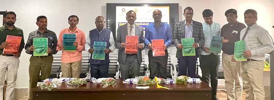 ಕಾರ್ಯಕ್ರಮದಲ್ಲಿ ಕರ್ನಾಟಕ ಪಶು ವೈದ್ಯಕೀಯ, ಪಶು ಹಾಗೂ ಮೀನುಗಾರಿಕೆ ವಿಜ್ಞಾನಗಳ ವಿಶ್ವವಿದ್ಯಾಲಯದ ಕುಲಪತಿ ಪ್ರೊ.ಕೆ. ಸಿ.ವೀರಣ್ಣ ಹಾಗೂ ಇನ್ನಿತರರು ಪಶುಪಾಲನೆಗೆ ಸಂಬಂಧಿಸಿದ ಪುಸ್ತಕ ಬಿಡುಗಡೆಗೊಳಿಸಿದರು 