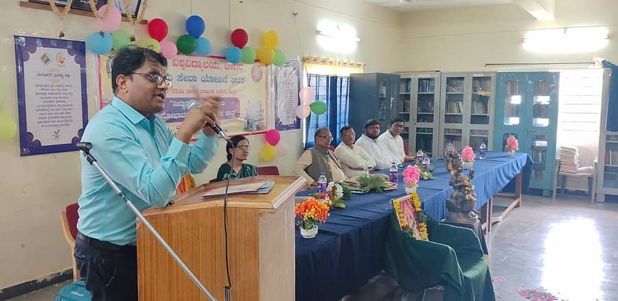 ಭಾಲ್ಕಿ ತಾಲ್ಲೂಕಿನ ಹಾಲಹಳ್ಳಿ ಸಮೀಪದ ಬೀದರ್ ವಿಶ್ವವಿದ್ಯಾಲಯದಲ್ಲಿ ನಡೆದ ಕಾರ್ಯಕ್ರಮದಲ್ಲಿ ರಾಜ್ಯಮಟ್ಟದ ಚುನಾವಣಾ ತರಬೇತುದಾರ ಗೌತಮ ಅರಳಿ ಮಾತನಾಡಿದರು. ವಿಶ್ವವಿದ್ಯಾಲಯದ ಕುಲಪತಿ ಬಿ.ಎಸ್.ಬಿರಾದಾರ ಇದ್ದರು