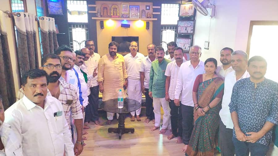 ರಟ್ಟೀಹಳ್ಳಿ ಪಟ್ಟಣದಲ್ಲಿ ಬುಧವಾರ ಪಟ್ಟಣ ಪಂಚಾಯ್ತಿ ಚುನಾವಣೆ ಹಿನ್ನಲೆಯಲ್ಲಿ 15 ವಾರ್ಡ್‌ ಮುಖಂಡರ ಮತ್ತು ಟಿಕೆಟ್‌ ಅಕಾಂಕ್ಷಿಗಳ ಪೂರ್ವಭಾವಿ ಸಭೆಯನ್ನು ಮಾಜಿಸಚಿವ ಬಿ.ಸಿ.ಪಾಟೀಲ ನಡೆಸಿದರು. ಪಕ್ಷದ ಮುಖಂಡರು, ಕಾರ್ಯಕರ್ತರು ಪಾಲ್ಗೊಂಡಿದ್ದರು