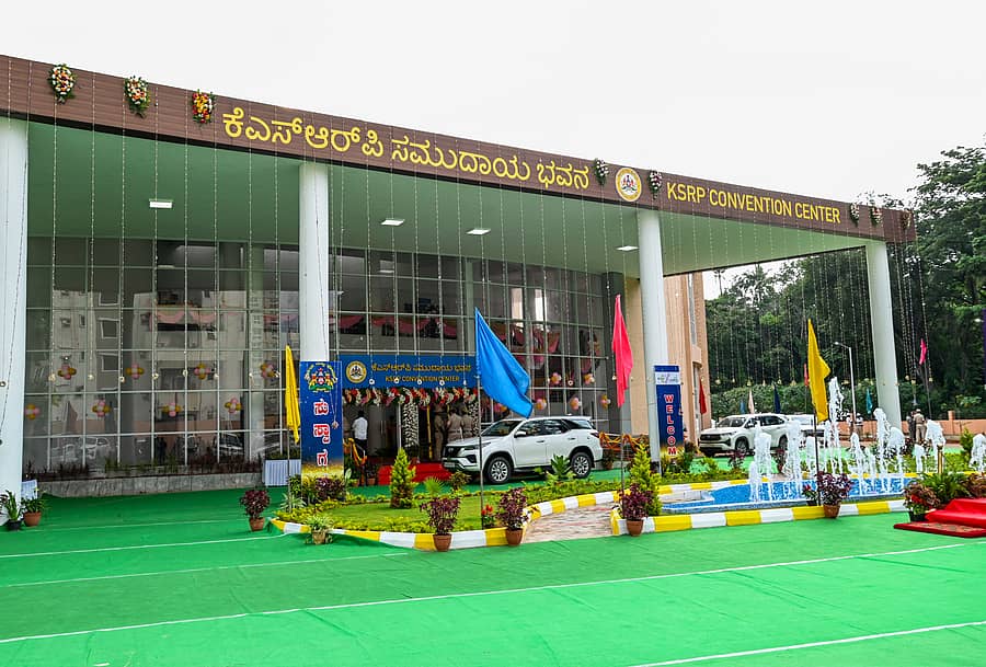 ಕೋರಮಂಗಲದ ಸಿಲ್ಕ್ ಬೋರ್ಡ್ ಜಂಕ್ಷನ್ ಹತ್ತಿರ ನಿರ್ಮಿಸಿರುವ ನೂತನ ಕೆಎಸ್ಆರ್‌ಪಿ ಸಮುದಾಯ ಭವನದ ಹೊರನೋಟ
 ಪ್ರಜಾವಾಣಿ ಚಿತ್ರ
