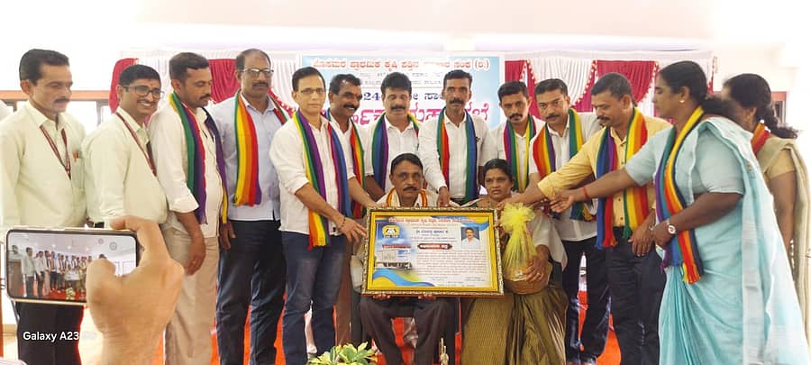 ಕಡಬ ತಾಲ್ಲೂಕಿನ ಹೊಸಮಠ ಸಹಕಾರ ಸಂಘದ ವಾರ್ಷಿಕ ಸಭೆಯಲ್ಲಿ ನಿವೃತ್ತ ಸಿಬ್ಬಂದಿ ಮೋನಪ್ಪ ಪೂಜಾರಿ ದಂಪತಿಯನ್ನು ಸನ್ಮಾನಿಸಲಾಯಿತು
