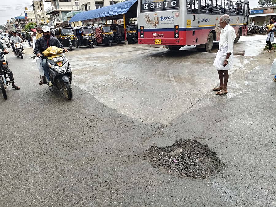 ಆಲೂರು ಪಟ್ಟಣದ ಕೇಂದ್ರ ಬಸ್ ನಿಲ್ದಾಣದ ಮುಂಭಾಗದಲ್ಲಿ ಇತ್ತೀಚೆಗೆ ಕಾಮಗಾರಿ ಮಾಡಿರುವ ರಸ್ತೆಯಲ್ಲಿ ಗುಂಡಿಬಿದ್ದಿರುವುದು 