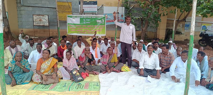 ನರಗುಂದ ದ ಮಿನಿ ವಿಧಾನಸೌಧ ಆವರಣದಲ್ಲಿ ತಾಲ್ಲೂಕಿನ ವಿವಿಧ ಗ್ರಾಮಗಳ ರೈತರು ತಮ್ಮ ಜಮೀನಗಳ ಪಹಣಿ ಪತ್ರಿಕೆಯಲ್ಲಿ ಸರ್ಕಾರ ಪದ ಕಡಿಮೆ ಮಾಡುವಂತೆ ಆಗ್ರಹಿಸಿ ಪ್ರತಿಭಟನೆ ನಡೆಸಿದರು.