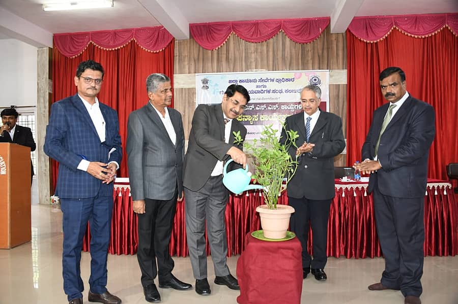 ಕಲಬುರಗಿಯಲ್ಲಿ ಬುಧವಾರ ಹಮ್ಮಿಕೊಂಡ ಬಿಎನ್‌ಎಸ್‌, ಬಿಎನ್‌ಎಸ್‌ಎಸ್ ಕುರಿತು ವಿಶೇಷ ಉಪನ್ಯಾಸ ಕಾರ್ಯಕ್ರಮವನ್ನು ಸಸಿಗೆ ನೀರು ಹಾಕಿ ಕಲಬುರಗಿ ಹೈಕೋರ್ಟ್‌ ಪೀಠದ ಹಿರಿಯ ನ್ಯಾಯಮೂರ್ತಿ ಮೊಹಮ್ಮದ್‌ ನವಾಜ್ ಅವರು ಉದ್ಘಾಟಿಸಿದರು. ನ್ಯಾಯಮೂರ್ತಿ ವಿ. ಶ್ರೀಶಾನಂದ, ನ್ಯಾಯಾಧೀಶ ಜಿ.ಎಲ್.ಲಕ್ಷ್ಮಿನಾರಾಯಣ ಉಪಸ್ಥಿತರಿದ್ದರು