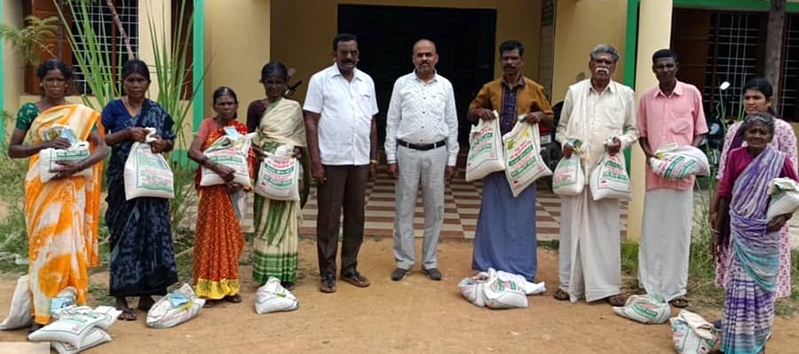 ಯಳಂದೂರು ಪಟ್ಟಣದ ಕೃಷಿ ಇಲಾಖೆ ಆವರಣದಲ್ಲಿ ಕೃಷಿ ಅಧಿಕಾರಿಗಳು ಕಾಡಂಚಿನ ರೈತರಿಗೆ ಬಿತ್ತನೆ ರಾಗಿ ಮತ್ತು ತೊಗರಿ ಕಿಟ್ಗಳನ್ನು ವಿತರಿಸಿದರು.