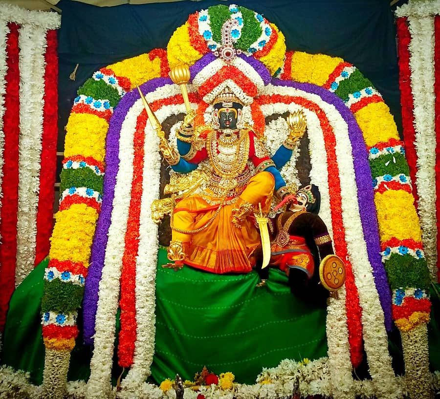 <div class="paragraphs"><p>ಕರಗ ಮಹೋತ್ಸವದ ಪ್ರಯುಕ್ತ ರಾಮನಗರದ ಚಾಮುಂಡೇಶ್ವರಿ ದೇವಾಲಯದಲ್ಲಿರುವ ಚಾಮುಂಡೇಶ್ವರಿ ದೇವಿಯ ಮೂರ್ತಿಯನ್ನು ವಿಶೇಷವಾಗಿ ಅಲಂಕರಿಸಲಾಗಿತ್ತು</p></div>