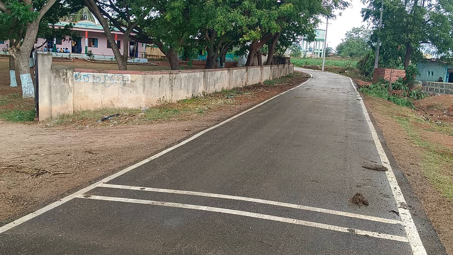 ಯಲಬುರ್ಗಾ ತಾಲ್ಲೂಕು ಬುಕನಟ್ಟಿ ಗ್ರಾಮದ ಸಂಪರ್ಕ ರಸ್ತೆ ಅಭಿವೃದ್ಧಿಗೊಂಡಿದ್ದರೂ ಸಮರ್ಪಕ ಬಸ್ ಸಂಚಾರ ಇಲ್ಲದಾಗಿದೆ 