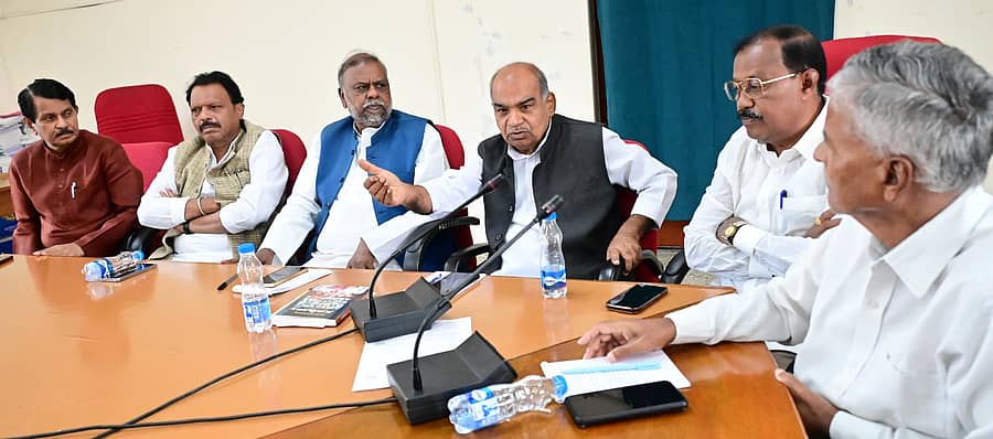 ಕರ್ನಾಟಕ ಪರಿಶಿಷ್ಟ ಜಾತಿ ಅಲೆಮಾರಿ ಅಭಿವೃದ್ಧಿ ವೇದಿಕೆಯ ಸಭೆ ಬುಧವಾರ ಶಾಸಕರ ಭವನದಲ್ಲಿ ನಡೆಯಿತು