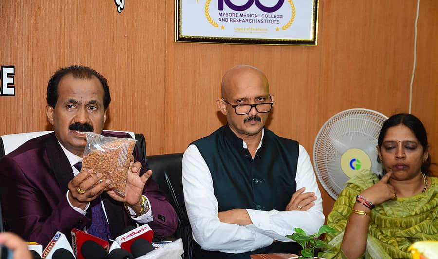 ಮೈಸೂರಿನ ಚಲುವಾಂಬ ಆಸ್ಪತ್ರೆಗೆ ಭೇಟಿ ನೀಡಿದ ರಾಜ್ಯ ಆಹಾರ ಆಯೋಗದ ಅಧ್ಯಕ್ಷ ಡಾ. ಎಚ್. ಕೃಷ್ಣ ಅವರು ಆಸ್ಪತ್ರೆಯಲ್ಲಿ ಮಕ್ಕಳಿಗೆ ಹಾಗೂ ತಾಯಂದಿರಿಗೆ ನೀಡುತ್ತಿರುವ ಕಳಪೆ ಗುಣಮಟ್ಟದ ಆಹಾರವನ್ನು ಪ್ರದರ್ಶಿಸಿದರು