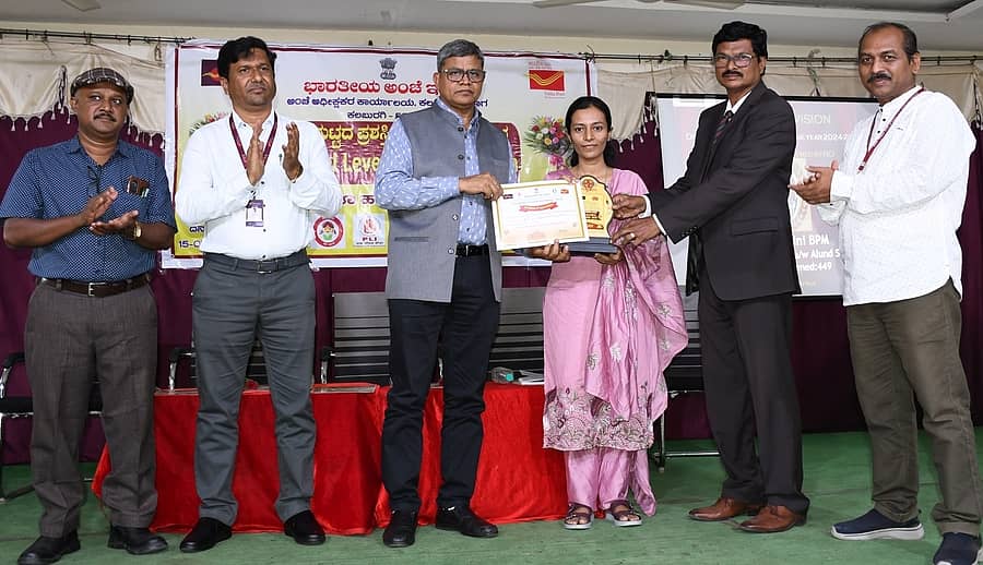 ಕಲಬುರಗಿಯ ಕನ್ನಡ ಭವನದಲ್ಲಿ ನಡೆದ ಕಾರ್ಯಕ್ರಮದಲ್ಲಿ ಸಾಧಕ ಅಂಚೆ ಸಿಬ್ಬಂದಿಗೆ 2024-25ನೇ ಸಾಲಿನ ಅಂಚೆ ವಿಭಾಗೀಯ ಶ್ರೇಷ್ಠತಾ ಪುರಸ್ಕಾರ ಪ್ರದಾನ ಮಾಡಲಾಯಿತು. ಕರ್ನಲ್ ಸುಶೀಲ್ ಕುಮಾರ್‌, ಆರ್. ಅಶೋಕ ಸೇರಿದಂತೆ ಹಲವರು ಪಾಲ್ಗೊಂಡಿದ್ದರು
