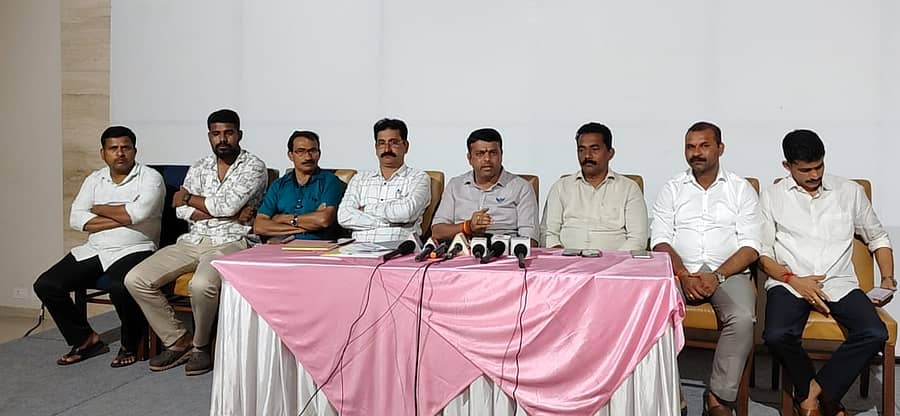 ಉಜಿರೆಯಲ್ಲಿ ಬುಧವಾರ ನಡೆದ ಪತ್ರಿಕಾಗೋಷ್ಠಿಯಲ್ಲಿ ಶಾಸಕ ಹರೀಶ್ ಪೂಂಜ ಮಾತನಾಡಿದರು