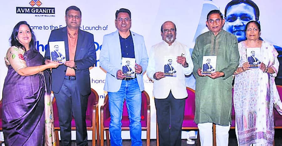 <div class="paragraphs"><p>ಹುಬ್ಬಳ್ಳಿಯಲ್ಲಿ ಸೋಮವಾರ ಗಣ್ಯರು ‘ಟೈಲ್ಸ್‌ ಆ್ಯಂಡ್‌ ಸ್ಟೋನ್ಸ್‌’ ಪುಸ್ತಕ ಬಿಡುಗಡೆ ಮಾಡಿದರು</p></div>