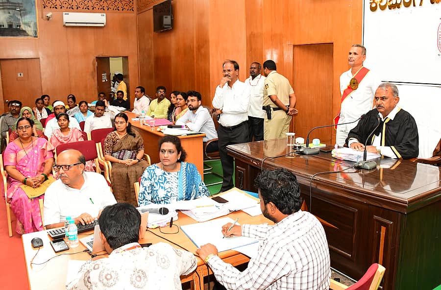ಕಲಬುರಗಿಯ ಟೌನ್‌ಹಾಲ್‌ನಲ್ಲಿ ಬುಧವಾರ ಮೇಯರ್ ಯಲ್ಲಪ್ಪ ನಾಯಕೊಡಿ ಅಧ್ಯಕ್ಷತೆಯಲ್ಲಿ ನಡೆದ ಸಾಮಾನ್ಯ ಸಭೆ