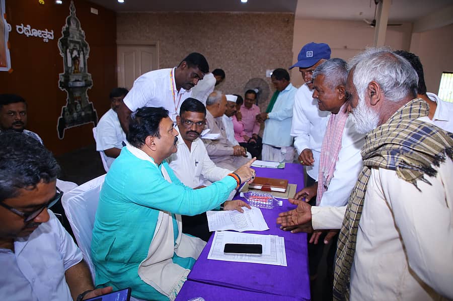 ಹುಬ್ಬಳ್ಳಿಯ ಉಣಕಲ್‌ ಬಳಿಯ ಸಿದ್ದಪ್ಪಜ್ಜನ ದೇವಸ್ಥಾನದ ಸಭಾಂಗಣದಲ್ಲಿ ನಡೆದ ರೈತರ ಸಂವಾದ ಸಭೆಯಲ್ಲಿ ಶಾಸಕ ಮಹೇಶ ಟೆಂಗಿನಕಾಯಿ ಮಾತನಾಡಿದರು. ಭೈರಿದೇವರಕೊಪ್ಪ, ಉಣಕಲ್‌ ಭಾಗದ ರೈತರು ಉಪಸ್ಥಿತರಿದ್ದರು